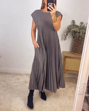 Load image into Gallery viewer, Sleeveless pleated simple solid color dress