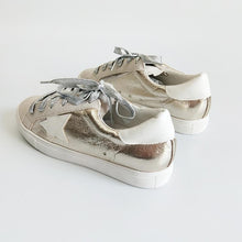 Load image into Gallery viewer, Fashion Women Round Toe Sneaker
