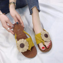 Load image into Gallery viewer, Toe Post Flower Design Flat Sandals
