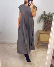 Load image into Gallery viewer, Sleeveless pleated simple solid color dress
